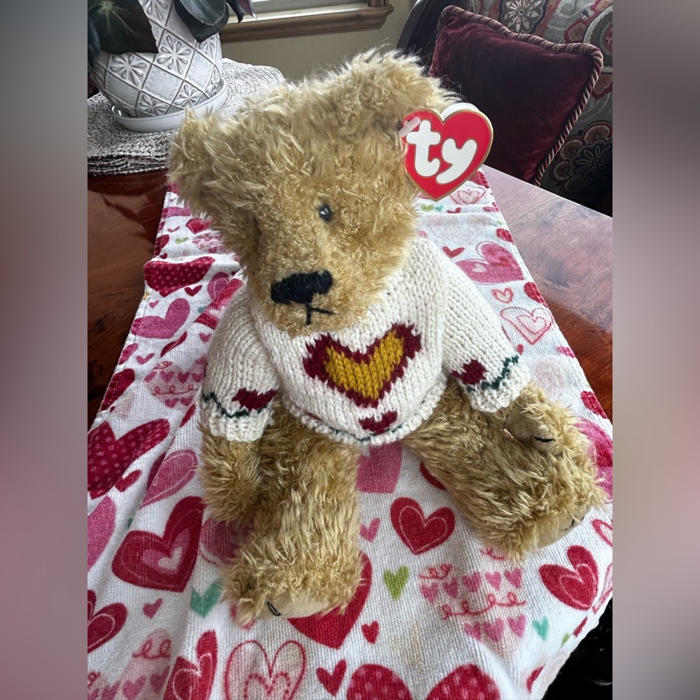 Ty ‘The Attic Treasures Collection’. Stuffed bear ‘Heartly’ Love conquers all!